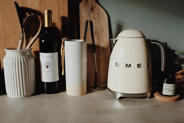 smeg kettle on a kitchen counter